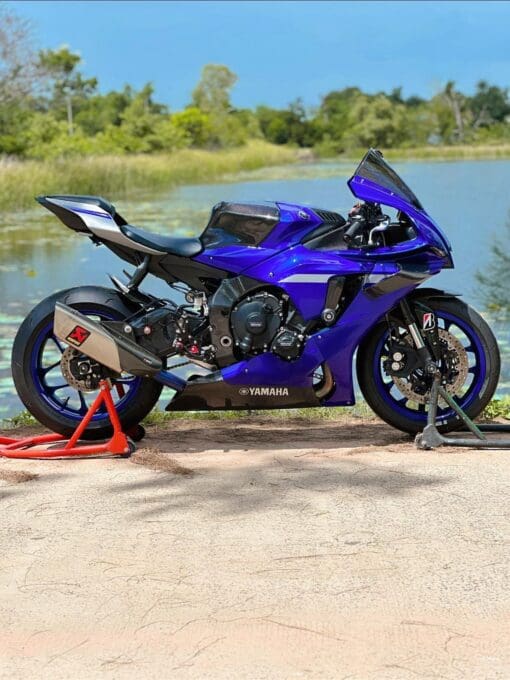 Bienvenu Motorsports 2020+ R1 slim carbon bellypan